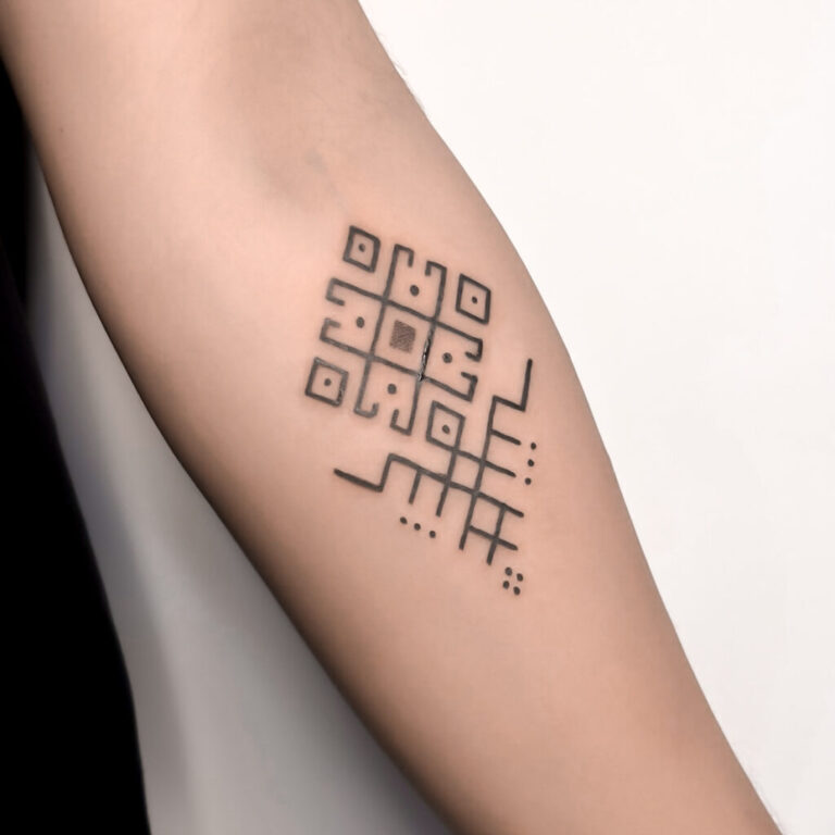 tatuaże latem, tatuaż w lecie, trendy w tatuażu, tatuaż geometryczny, tatuaż minimalistyczny