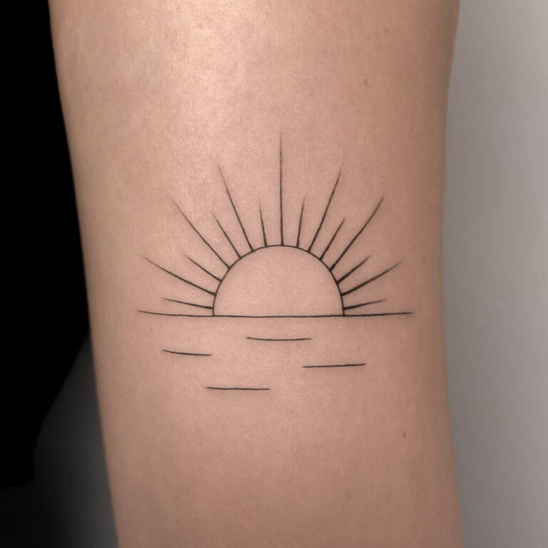 tatuaże latem, tatuaż w lecie, trendy w tatuażu, tatuaż geometryczny, tatuaż minimalistyczny