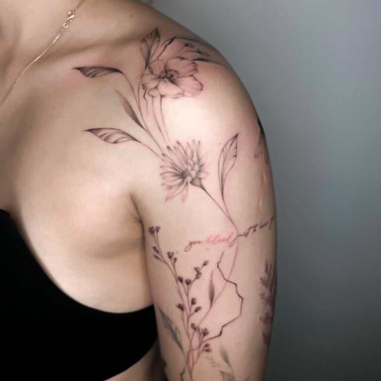 tatuaże latem, tatuaż w lecie, trendy w tatuażu, tatuaż geometryczny, tatuaż minimalistyczny