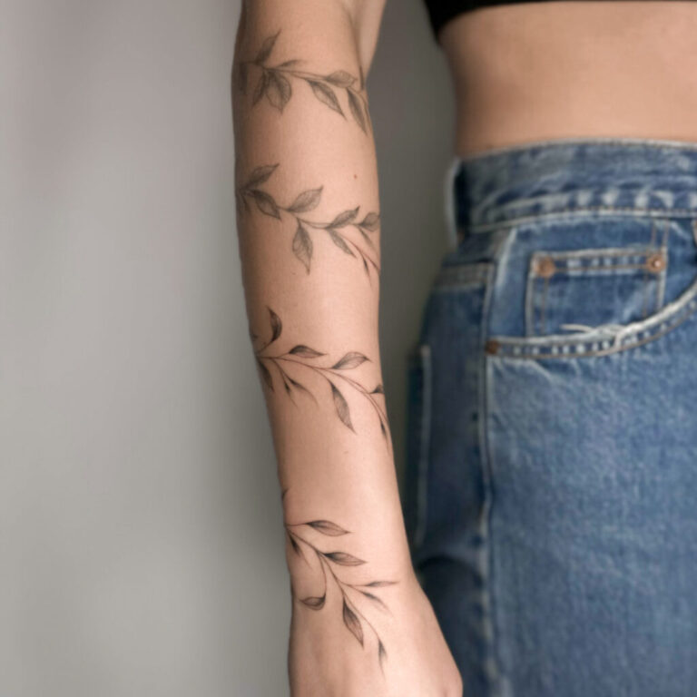 tatuaże latem, tatuaż w lecie, trendy w tatuażu, tatuaż geometryczny, tatuaż minimalistyczny