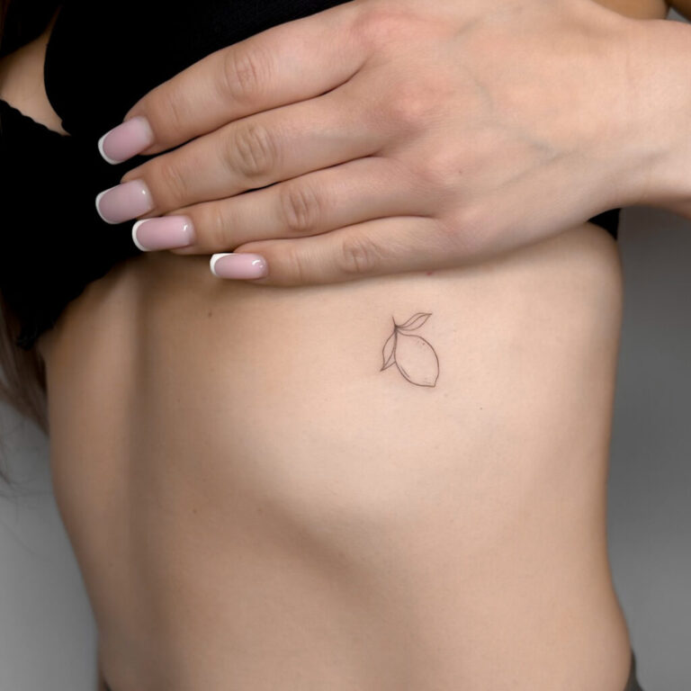 tatuaże latem, tatuaż w lecie, trendy w tatuażu, tatuaż geometryczny, tatuaż minimalistyczny