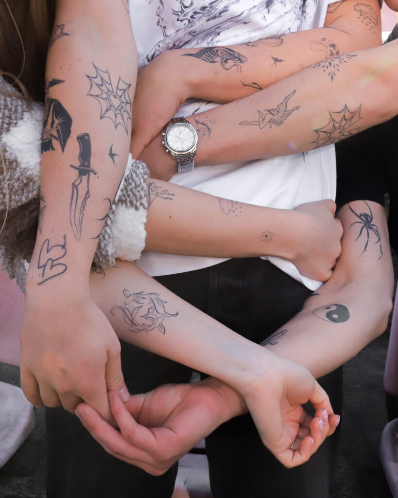 tatuaże latem, tatuaż w lecie, trendy w tatuażu, tatuaż geometryczny, tatuaż minimalistyczny