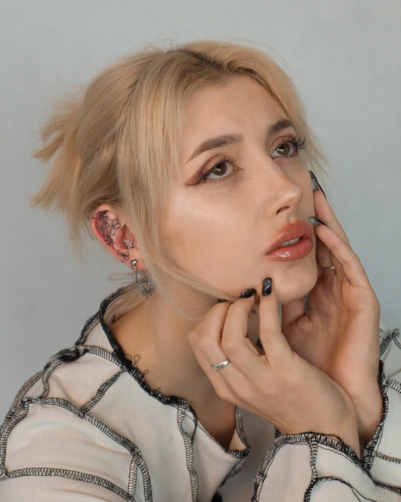 piercing kraków, piercing ucha, tatuaż ucha, tatuaż na twarzy, kolczyk w brwi