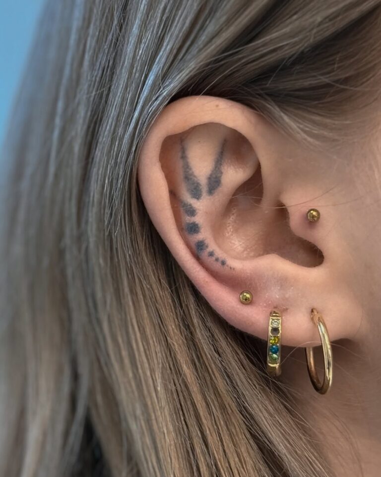 piercing kraków, piercing ucha, tatuaż ucha, tatuaż na twarzy, kolczyk w brwi
