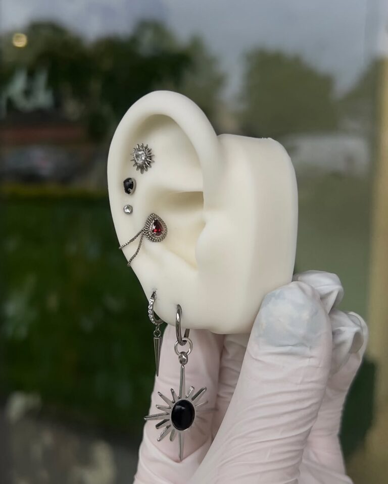 piercing kraków, piercing ucha, tatuaż ucha, tatuaż na twarzy, kolczyk w brwi