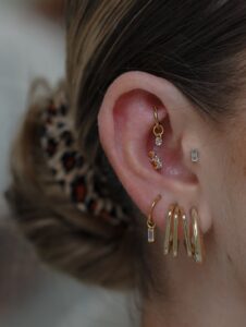 piercing kraków, salon piercingu Kraków, kolczyki dla dzieci, bezpieczny piercing, gojenie piercingu