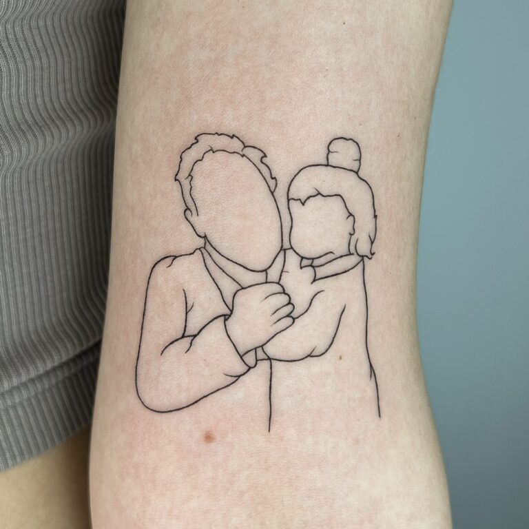 tatuaż dziecka, tatuaż z imieniem dziecka i datą, tatuaż dla mamy z imionami dzieci, tatuaże dla mamy, tatuaż rodzinny