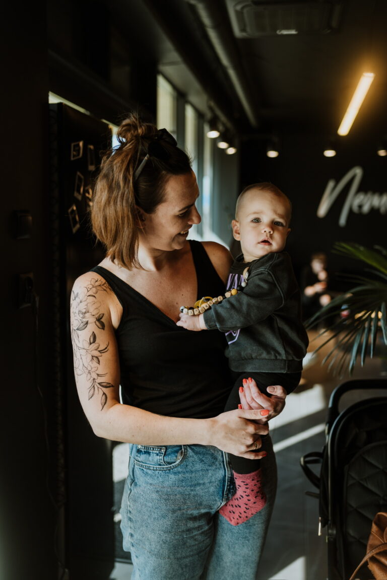 tatuaż dziecka, tatuaż z imieniem dziecka i datą, tatuaż dla mamy z imionami dzieci, tatuaże dla mamy, tatuaż rodzinny