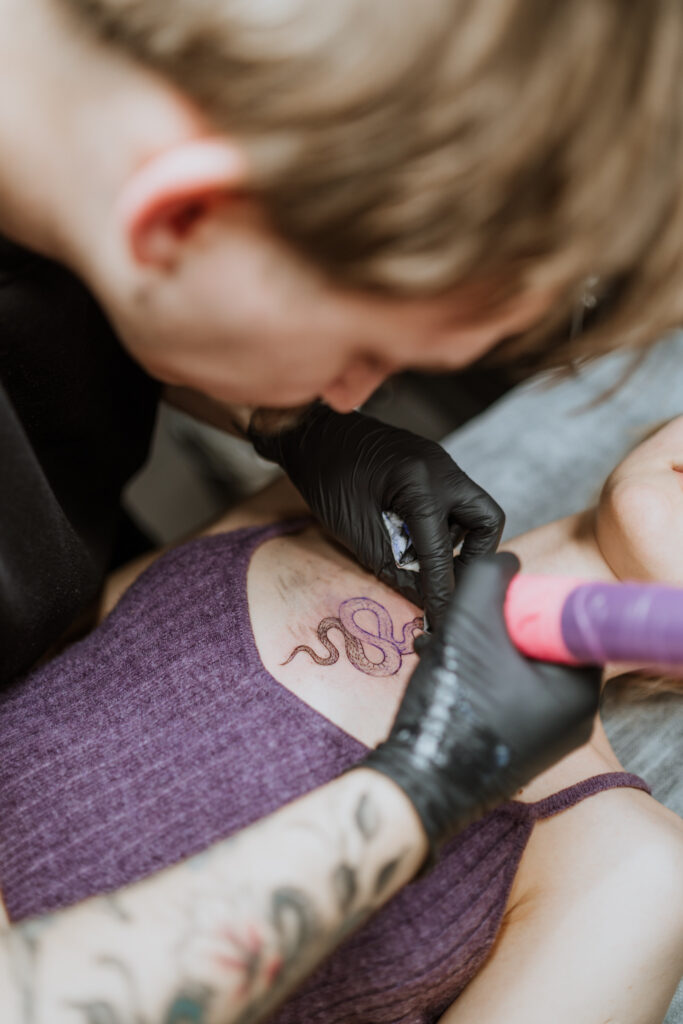 co warto wiedzieć o tatuażach jak przygotować się do tatuażu jak wybrać wzór tatuażu jak określić wielkość tatuażu jak ocenić jakość tatuażu jak wybrać dobrego tatuażystę