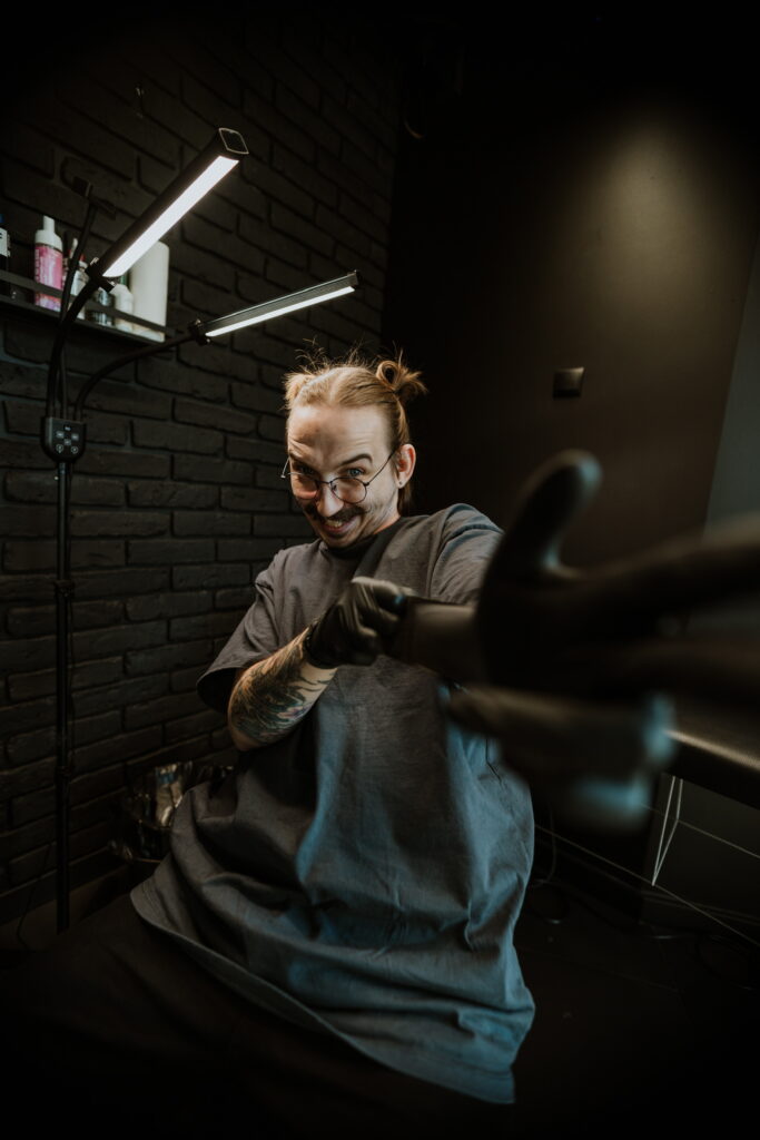 praktyki w studiu tatuażu, praca w studiu tatuażu, praca tatuatora, ile zarabia tatuator, tatuaże za darmo