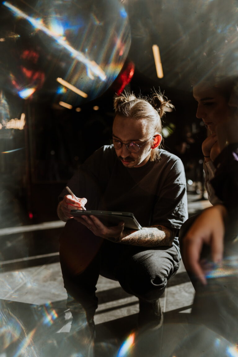 praktyki w studiu tatuażu, praca w studiu tatuażu, praca tatuatora, ile zarabia tatuator, tatuaże za darmo