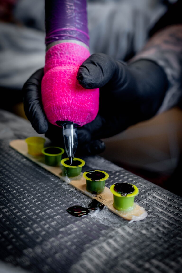 praktyki w studiu tatuażu, praca w studiu tatuażu, praca tatuatora, ile zarabia tatuator, tatuaże za darmo