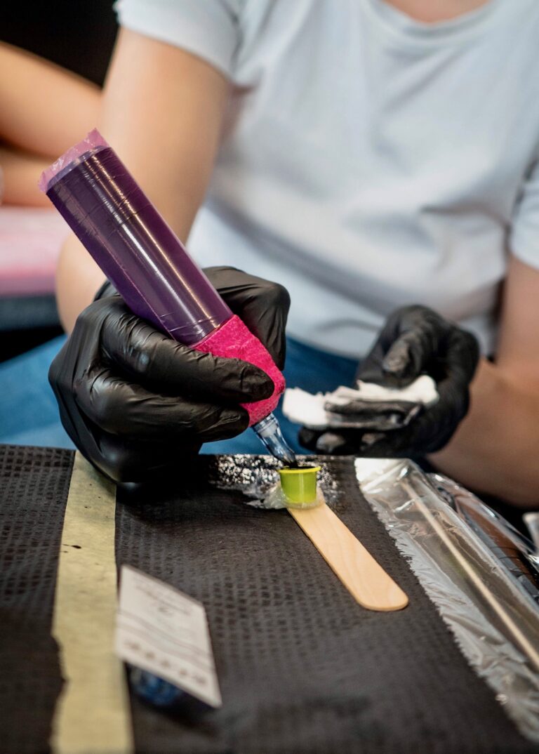 praktyki w studiu tatuażu, praca w studiu tatuażu, praca tatuatora, ile zarabia tatuator, tatuaże za darmo