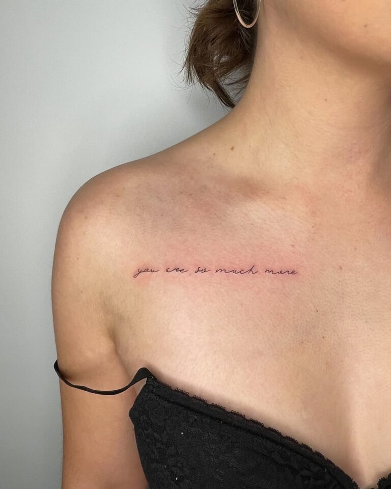 studio tatuażu Kraków, abstrakcyjne tatuaże, kobiece tatuaże, tatuaż fineline, wzory tatuaży dla kobiet, tatuaże kwiatów