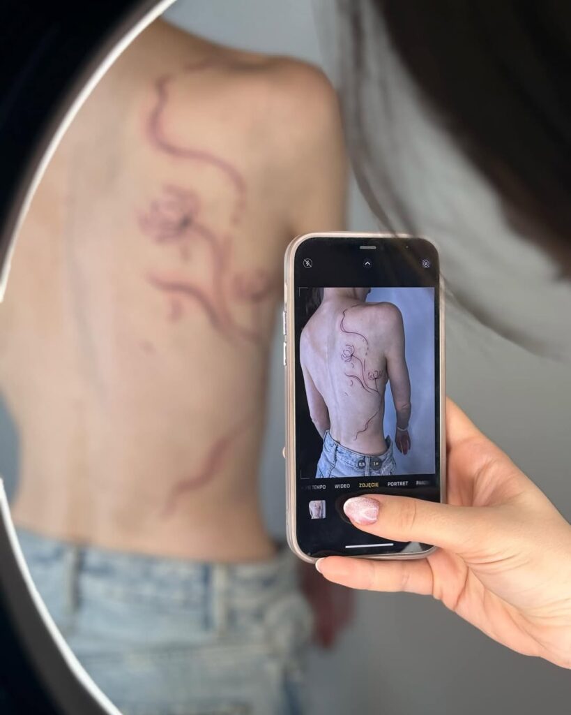 studio tatuażu Kraków, abstrakcyjne tatuaże, kobiece tatuaże, tatuaż fineline, wzory tatuaży dla kobiet, tatuaże kwiatów