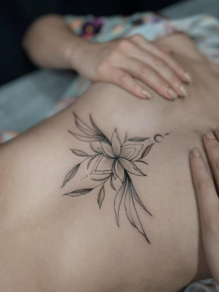 studio tatuażu Kraków, abstrakcyjne tatuaże, kobiece tatuaże, tatuaż fineline, wzory tatuaży dla kobiet, tatuaże kwiatów