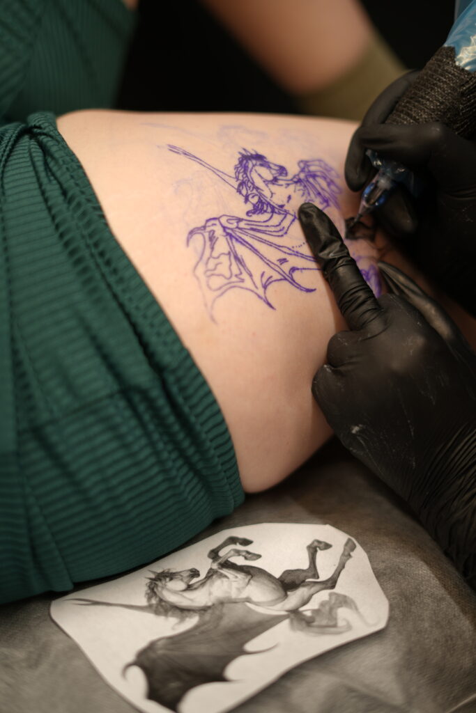 jak przygotować się do pierwszego tatuażu? przygotowanie skóry do tatuażu zimą, gojenie tatuażu porady , Nemezink Tattoo Studio Kraków, pielęgnacja tatuażu zimą