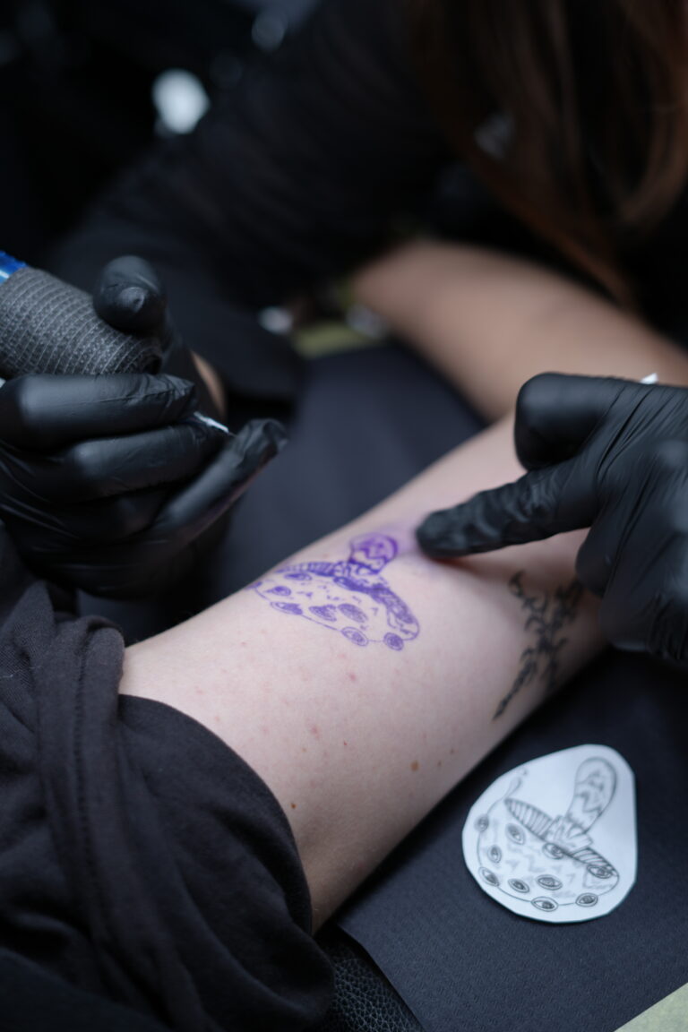 jak przygotować się do pierwszego tatuażu? przygotowanie skóry do tatuażu zimą, gojenie tatuażu porady , Nemezink Tattoo Studio Kraków, pielęgnacja tatuażu zimą