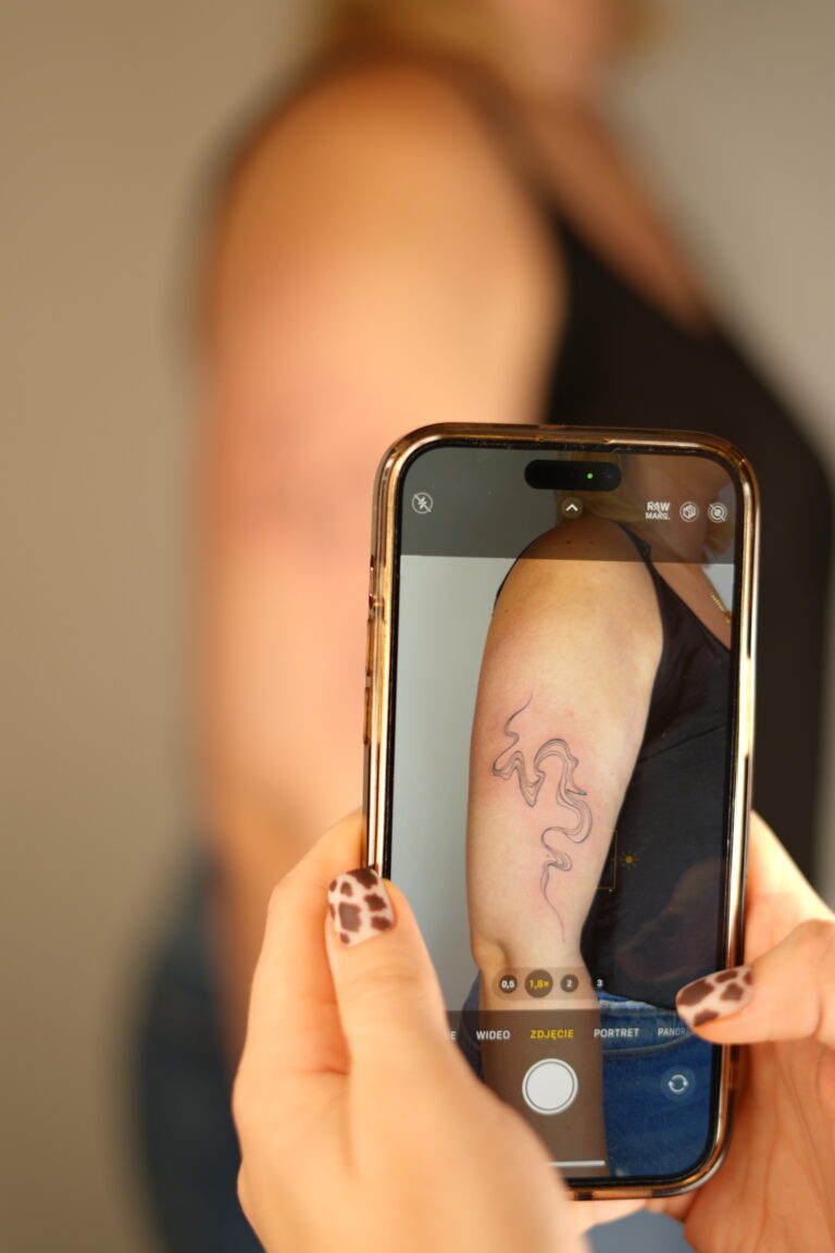 znaczenie tatuażu wilka symbolika tatuaży męskich tatuaże z motywem lasu najpopularniejsze motywy tatuaży damskich inspiracje na kobiecy tatuaż Nemezink Tattoo Studio Kraków