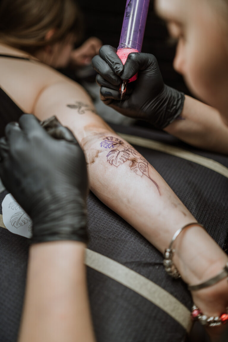 walentynkowe tatuaże, tatuaże dla par, matching tattoos, tatuaże na Walentynki, tatuaż symbol miłości, symbolika tatuażu, znaczenie matching tattoos