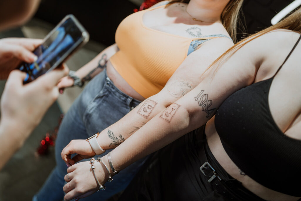 walentynkowe tatuaże, tatuaże dla par, matching tattoos, tatuaże na Walentynki, tatuaż symbol miłości, symbolika tatuażu, znaczenie matching tattoos