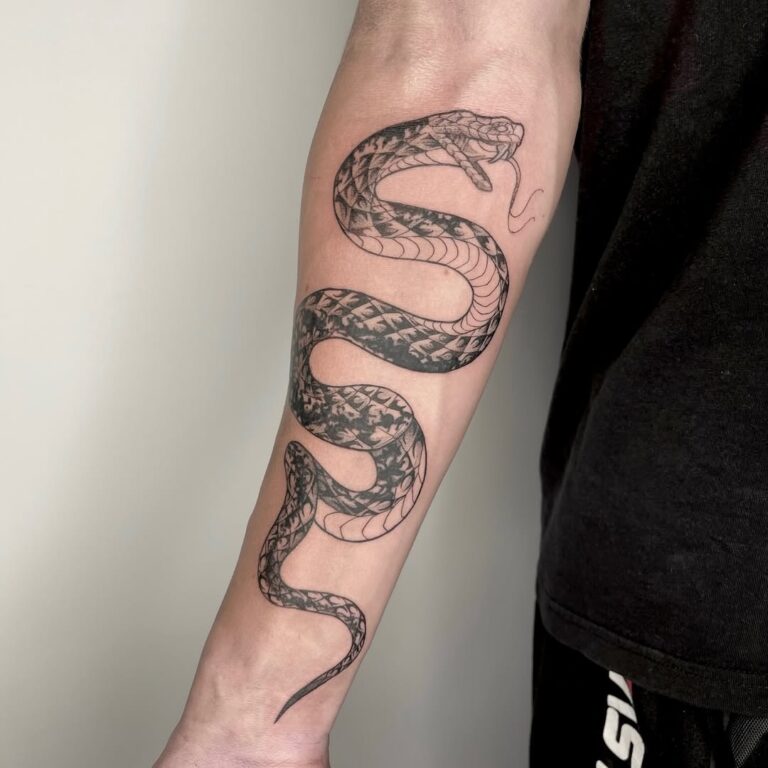 znaczenie tatuażu wilka symbolika tatuaży męskich tatuaże z motywem lasu najpopularniejsze motywy tatuaży damskich inspiracje na kobiecy tatuaż Nemezink Tattoo Studio Kraków