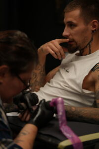 walentynkowe tatuaże, tatuaże dla par, matching tattoos, tatuaże na Walentynki, tatuaż symbol miłości, symbolika tatuażu, znaczenie matching tattoos