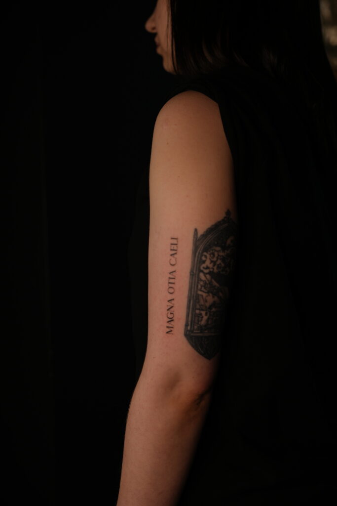 walentynkowe tatuaże, tatuaże dla par, matching tattoos, tatuaże na Walentynki, tatuaż symbol miłości, symbolika tatuażu, znaczenie matching tattoos