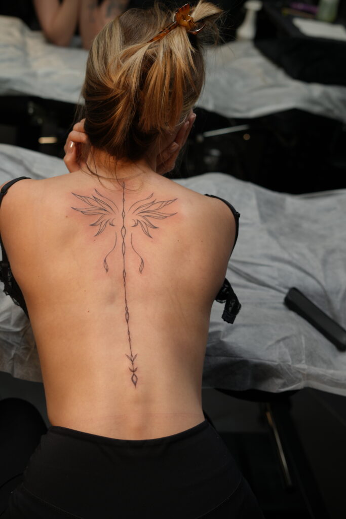 walentynkowe tatuaże, tatuaże dla par, matching tattoos, tatuaże na Walentynki, tatuaż symbol miłości, symbolika tatuażu, znaczenie matching tattoos