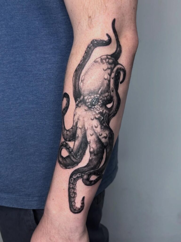 znaczenie tatuażu wilka symbolika tatuaży męskich tatuaże z motywem lasu najpopularniejsze motywy tatuaży damskich inspiracje na kobiecy tatuaż Nemezink Tattoo Studio Kraków