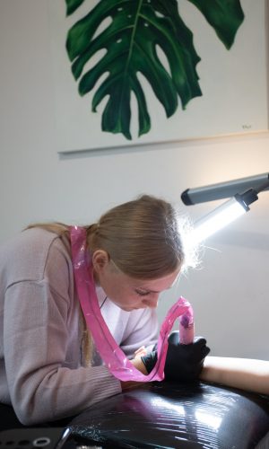 Tatuator po zakończonej sesji zawsze instruuje klienta jak dbać o tatuaż