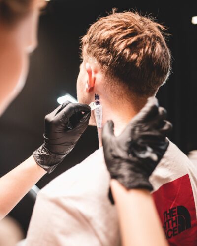 Jak zabezpieczyć tatuaż przed słońcem? Zapytaj swojego tatuażysty!