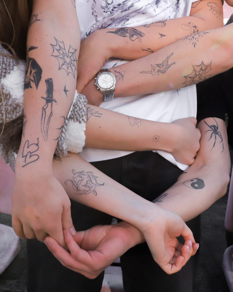 tatuaże latem, tatuaż w lecie, trendy w tatuażu, tatuaż geometryczny, tatuaż minimalistyczny
