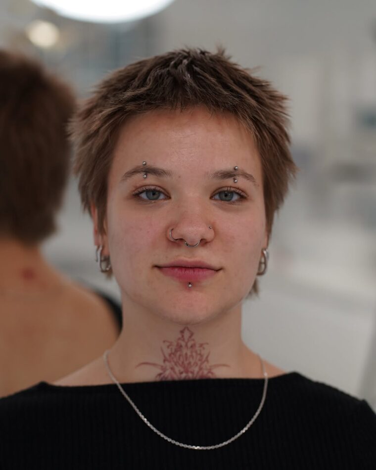 piercing kraków, piercing ucha, tatuaż ucha, tatuaż na twarzy, kolczyk w brwi