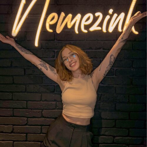 Praca w studiu tatuażu